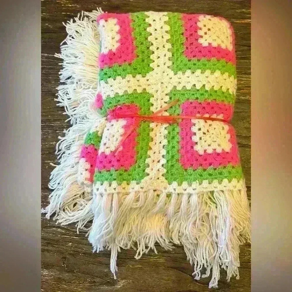 Vintage Handmade Crochet Pink Green Granny Square Patchwork Afghan Throw Fringe - Picture 5 of 5